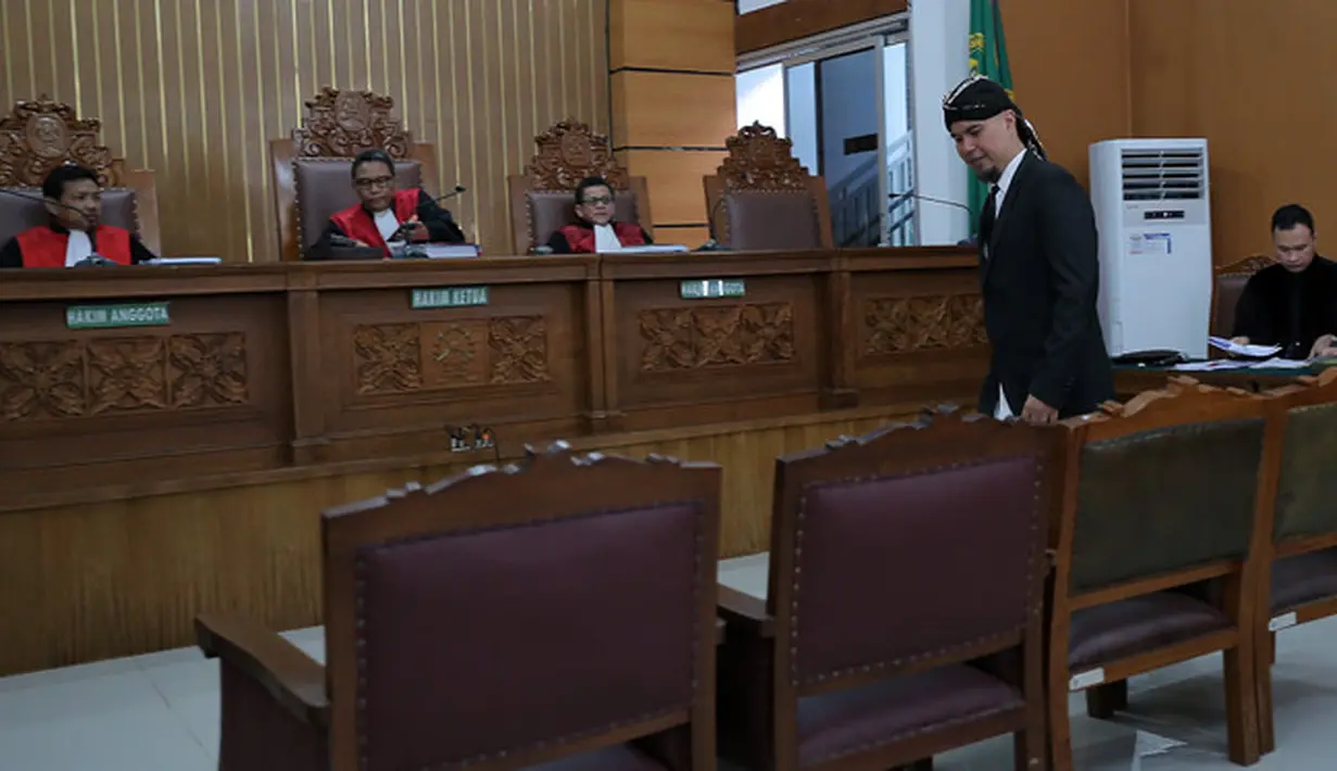 Penampilan baru Ahmad Dhani akan dipertahankan kedepannya. Begitu juga saat manggung. Bahkan, saat ada yang meniru, haruslah izin dulu. (Deki Prayoga/Bintang.com)