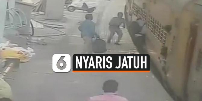 VIDEO: Rekaman Penumpang Nyaris Jatuh dari Kereta di India