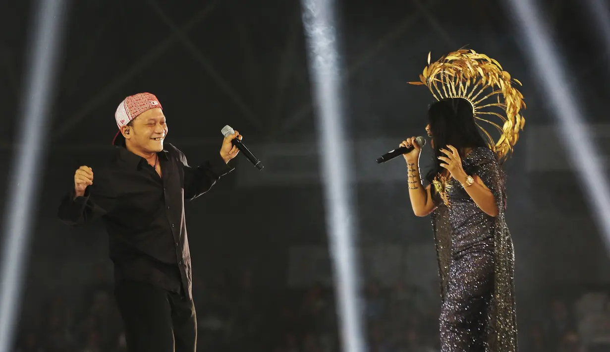 Penampilan memukau Anggun dilengkapi dengan beberapa kali melakukan kolaborasi dengan penyanyi Tanah Air. Iwa K, menjadi salah satu penyanyi yang mendapatkan kesempatan berduet dengan Anggun. Duet Anggun dan Iwa K mampu membuat Tennis Indoor Senayan bergemuruh (KapanLagi.com/Budy Santoso)