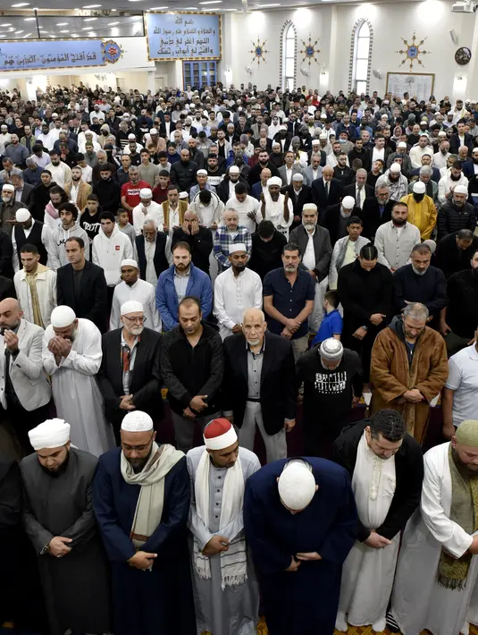 <p>Umat Muslim melaksanakan Sholat Idul Fitri di masjid Lekamba di Sydney barat pada 2 Mei 2022. Muslim Australia merayakan festival Idul Fitri pada 2 Mei, menandai berakhirnya bulan suci Ramadhan. (AFP/Muhammad Farooq)</p>