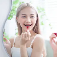 Ilustrasi perempuan menggunakan lip tint. (c) havucvp@gmail.com/Depositphotos