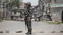 Seorang tentara paramiliter India berjaga saat penerapan karantina wilayah (lockdown) guna membendung penyebaran pandemi COVID-19 di Kota Srinagar, ibu kota musim panas Kashmir yang dikuasai India (26/7/2020). (Xinhua/Javed Dar)