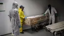 Para pengurus menyiapkan jenazah pasien virus corona COVID-19 di rumah duka AVBOB, Soweto, Afrika Selatan, 21 Juli 2020. (MARCO LONGARI/AFP)