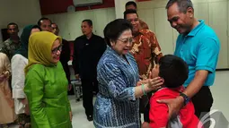 Megawati Soekarnoputri bersama istri Wakil Presiden RI Mufidah Jusuf Kalla saat menghadiri acara 60 tahun Yayasan Pembinaan Anak Cacat (YPAC) Jakarta, Rabu (5/11/2014) (Liputan6.com/Johan Tallo)
