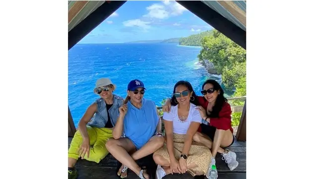 Populer di Masanya, Ini 6 Potret Kebersamaan Kiki Fatmala dan Meriam Bellina di Papua