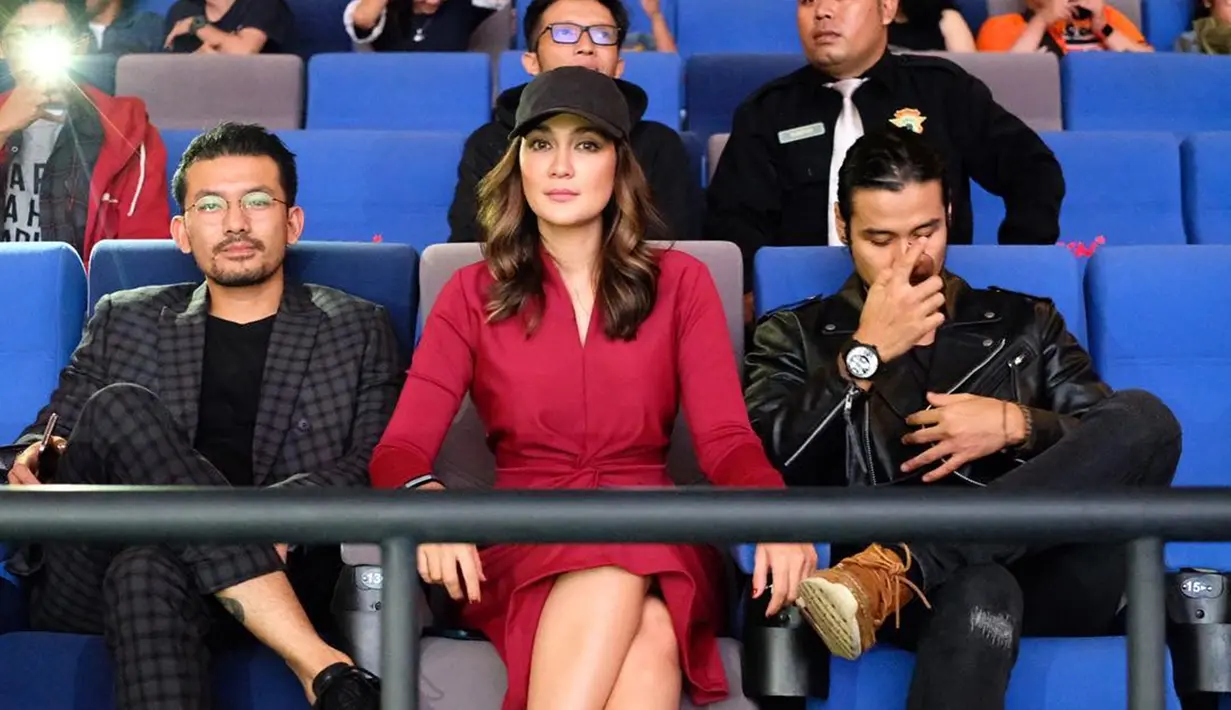 Gaya Luna Maya dengan topi hitamnya saat hadiri peluncuran Filosofi Kopi di Bandung bersama Rio Dewanto dan Chicco Jerikho. (Liputan6.com/Instagram/@lunamaya)