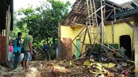 Rumah warga rusak berat akibat gempa yang mengguncang Garut sejak Jumat 15 Desember 2017. (Liputan6.com/Jayadi Supriadin)