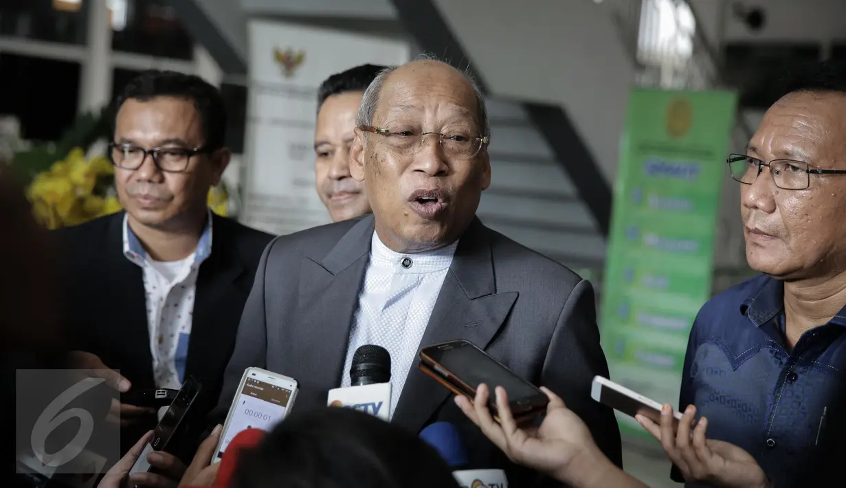 Kuasa hukum Basuki T Purnama (Ahok), I Wayan Sudirta memberikan keterangan saat menandatangi Pengadilan Tinggi DKI Jakarta, Jumat (12/5). Kedatangan tersebut untuk mengajukan permohonan penangguhan Ahok sebagai tahanan kota. (Liputan6.com/Faizal Fanani)
