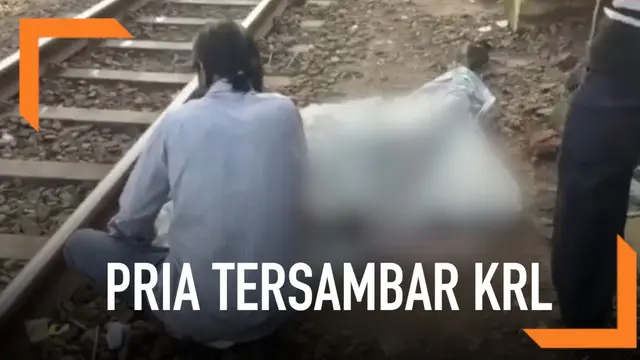 Seorang pria tewas usai tersambar KRL di perlintasan kereta Jatinegara. Diduga, korban tersambar kereta saat akan buang air kecil.