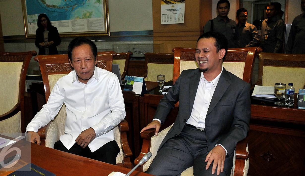 Kepala BIN, Sutiyoso (Kiri) bersama Ketua Komisi I DPR, Mahfudz Siddiq berbincang saat rapat kerja dengan Komisi I DPR RI, Jakarta, Senin (28/92015). Rapat membahas isu- yang berhubungan dengan intelejen Indonesia. (Liputan6.com/Johan Tallo)