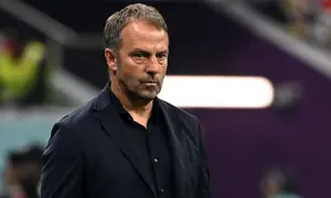 Timnas Jerman di tangan Hansi Flick bisa dibilang gagal total saat Piala Dunia 2022. Skuad berjuluk Der Panzer itu tak mampu melaju ke fase gugur setelah finis di peringkat ketiga klasemen Grup E. Flick sendiri diketahui merupakan salah satu pelatih dengan gaji tertinggi di perhelatan akbar empat tahunan ini. Ia tercatat mendapatkan upah 5 juta pound sterling atau Rp94 miliar per tahun sebagai pelatih Timnas Jerman. (AFP/Ina Fassbender)