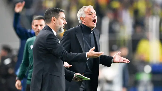 Foto: Momen Jose Mourinho Diusir Wasit, MU Ditahan Imbang Fenerbahce di Liga Europa