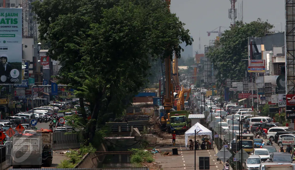 Kepadatan lalu lintas di sekitar proyek Light Rail Transit (LRT) di Jakarta, Jumat (24/2). Pemprov DKI Jakarta tetap optimistis LRT dapat beroperasi sebelum Asian Games 2018. (Liputan6.com/Gempur M Surya)
