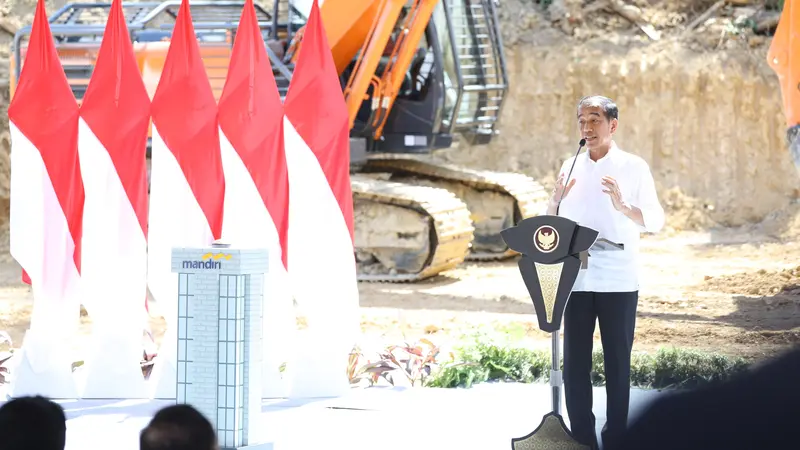 Presiden Joko Widodo (Jokowi) melakukan peletakan batu pertama atau groundbreaking pembangunan Gedung Kantor PT Bank Mandiri (Persero) Tbk di Kawasan Ibu Kota Nusantara (IKN),Kamis (29/2/2024). (Foto: Istimewa)