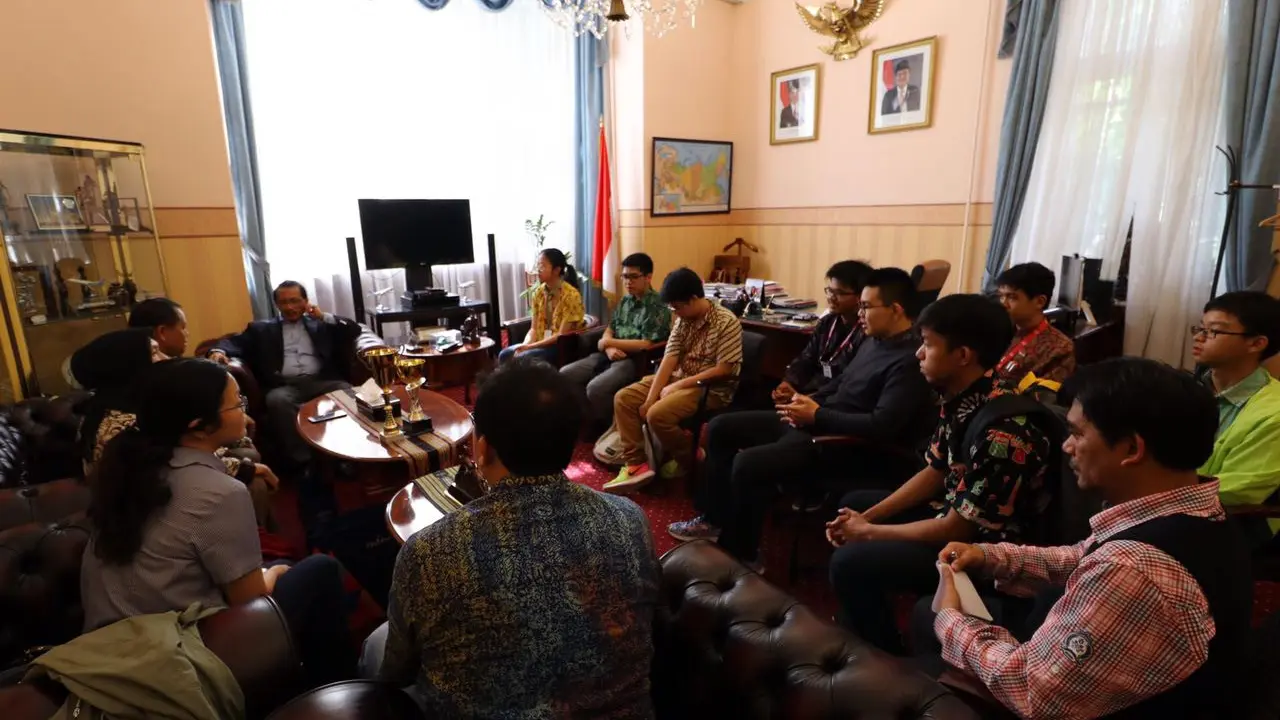 Pelajar yang meraih juara di 2nd International Olympiad of Metropolises di Moskow, Rusia. (KBRI Moskow)