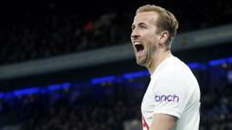 Harry Kane - Kapten Timnas Inggris ini merupakan salah satu striker tersubur di Premier League. Musim ini Kane telah mencetak 17 gol dari 34 pertandingan untuk Spurs. (AP/Jon Super)