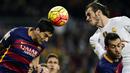 Duel udara antara Luis Suarez (kiri) dan Gareth Bale dalam laga La Liga Spanyol di Stadion Santiago Bernabeu, Madrid, Minggu (22/11/2015) dini hari WIB. (AFP Photo/Javier Soriano)