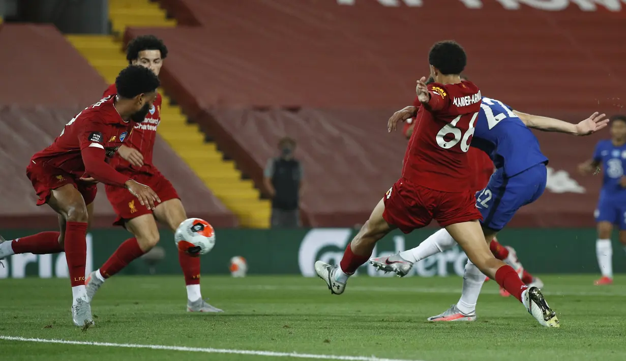 Pemain Chelsea Christian Pulisic (kanan) mencetak gol ke gawang Liverpool pada pertandingan Liga Inggris di Anfield Stadium, Liverpool, Inggris, Rabu (22/7/2020). Liverpool mengalahkan Chelsea dengan skor 5-3. (Phil Noble/Pool via AP)