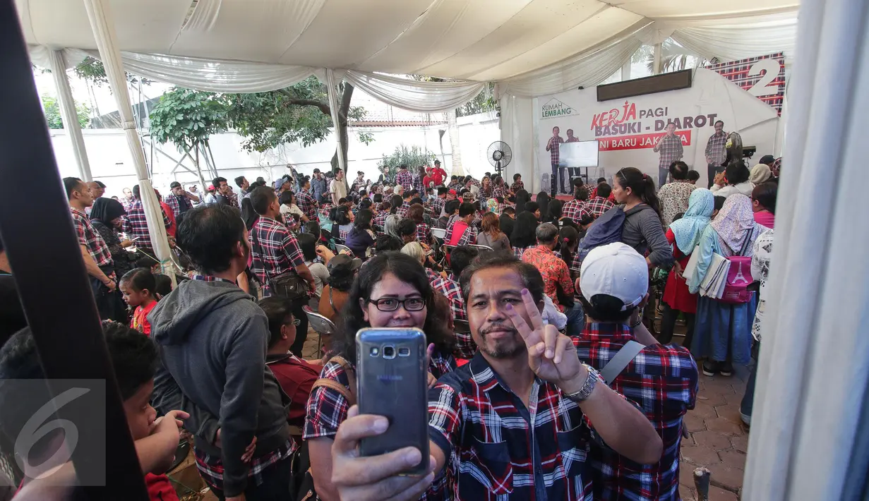 Pendukung Cagub dan Cawagub DKI Jakarta paslon nomor 2, Ahok-Djarot berselfie saat nonton bareng Quick Count di Rumah Lembang, Jakarta, Rabu (19/4). (Liputan6.com/Faizal Fanani)
