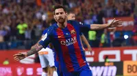 Lionel Messi mengantarkan Barcelona unggul 3-1 atas Alaves pada babak pertama laga final Copa del Rey 2016-2017. (AFP/Josep Lago)