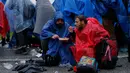 Para pengungsi saat menunggu menyeberang perbatasan dari Slovenia menuju Trnovec, Kroasia, Senin (19/10). Ribuan orang terjebak cuaca dingin di desa perbatasan Serbia Berkasovo setelah Kroasia membendung para pendatang. (REUTERS/Antonio Bronic)
