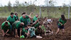Pemain sepak bola rawa berebut bola dalam turnamen memperebutkan Piala Rusia yang berlangsung di Saint Petersburg, Rusia. Sabtu (27/6). (AFP PHOTO/OLGA MALTSEVA)