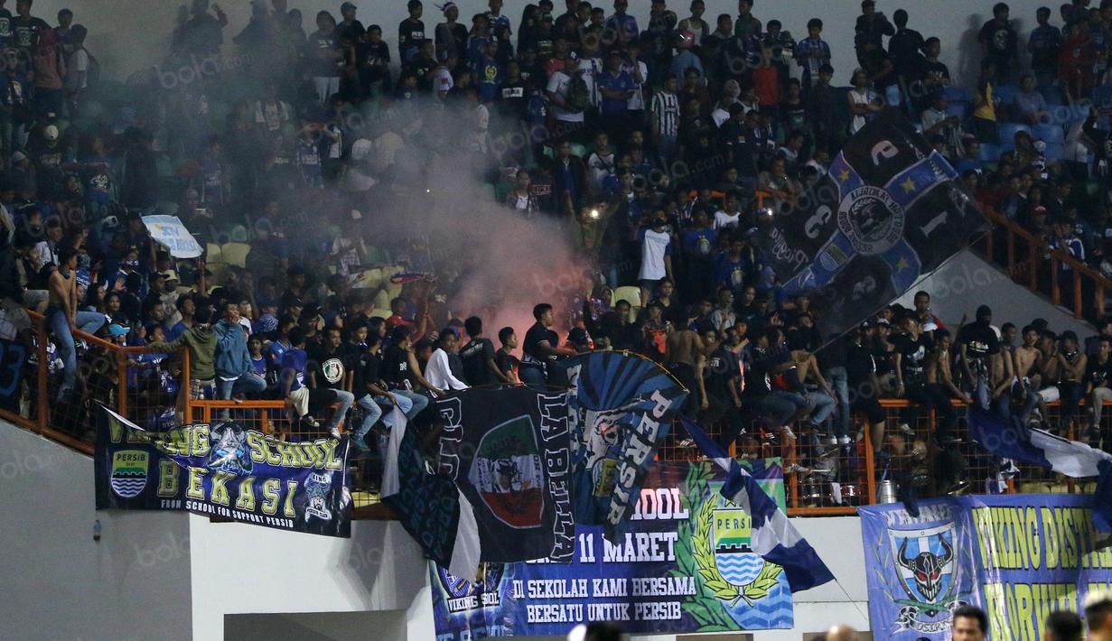 Bobotoh menyalakan flare saat mendukung Persib melawan Persiba Balikpapan pada lanjutan Torabika SC 2016  di Stadion Wibawa Mukti, Cikarang, Sabtu (1/10/2016). (Bola.com/Nicklas Hanoatubun)