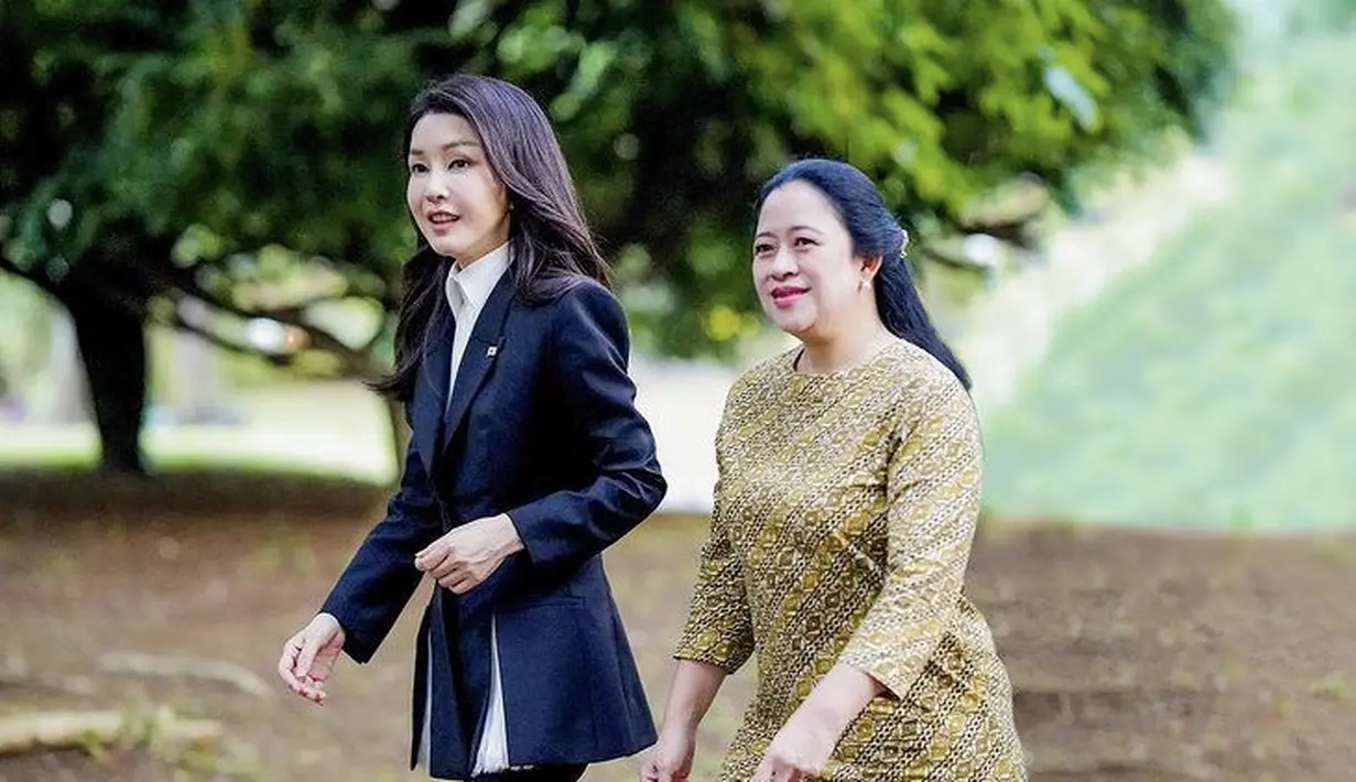 Ibu negara Korea ini juga mengunjungi Istana Batu Tulis, Bogor bersama Megawati dan Puan Maharani. Ia tampil formal dengan blazer dan celana hitamnya. [@puanmaharaniri]