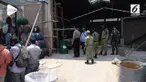 Terkait pencemaran air PDAM, petugas gabungan dari Satpol PP, Dinas Lingkungan Hidup, Kepolisian dan PDAM kota Solo, Jawa Tengah.