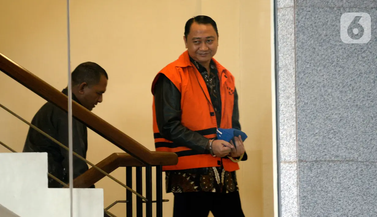 Bupati nonaktif Lampung Utara Agung Ilmu Mangkunegara (kanan) tiba di Gedung KPK, Jakarta, Senin (3/2/2020). Agung akan diperiksa sebagai tersangka untuk melengkapai berkas terkait dugaan menerima suap proyek di Dinas PUPR dan Dinas Perdagangan Kabupaten Lampung Utara. (merdeka.com/Dwi Narwoko)