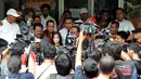 Pesinetron muda, Prilly Latuconsina (tengah) memberi keterangan kepada awak media di SPKT Polda Metro Jaya, Jakarta, Jumat (31/7/2015). Kedatangannya untuk melaporkan kasus foto bugil mirip dirinya yang beredar di dunia maya. (Liputan6.com/Panji Diksana) 