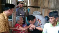 Dalam kondisi penglihatan tak sempurna, nenek Rasinang merawat sang anak yang berusia 70 tahun seorang diri. (Liputan6.com/Eka Hakim)