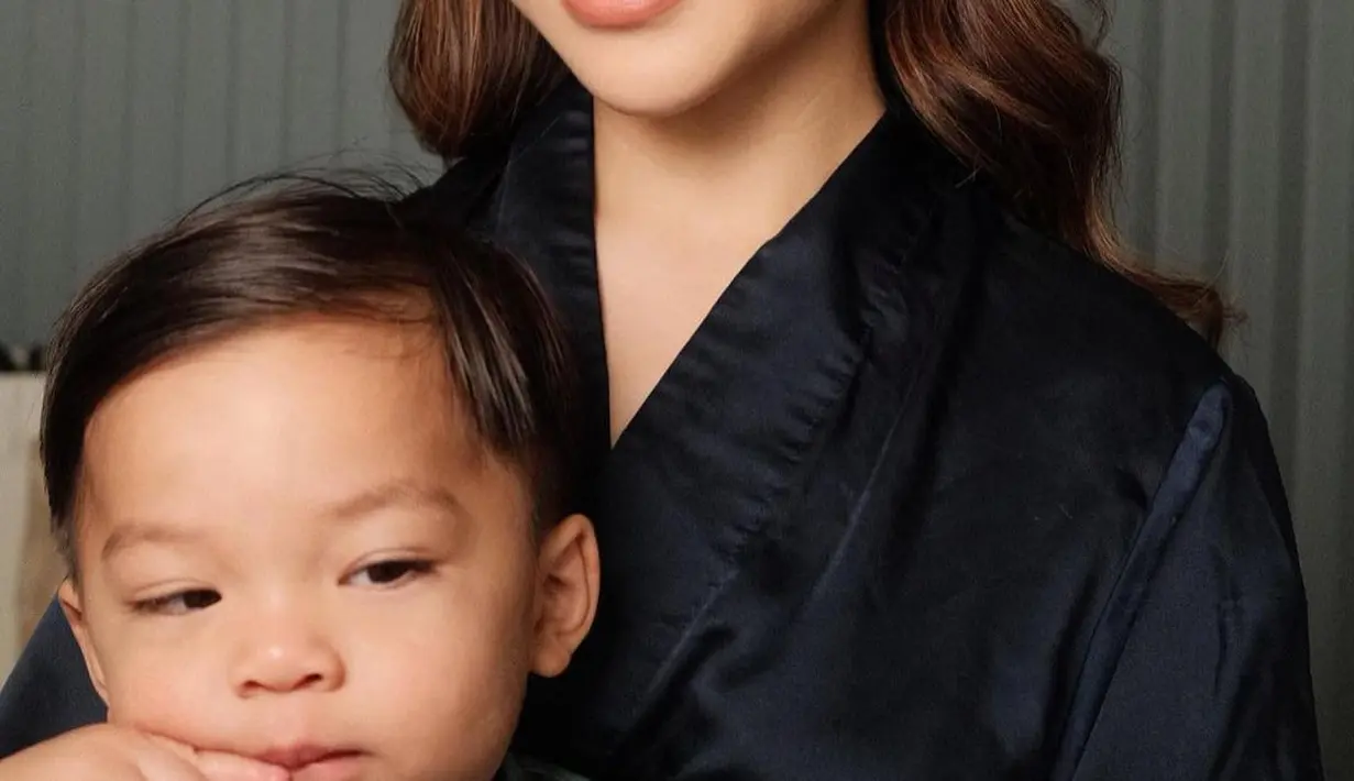 Melihat bagaimana Nikita Willy yang tampak cantik memangku sang putra, walaupun ia sedang dimakeup. [Foto: Instagram/nikitawillyofficial94]