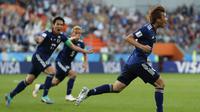 Gelandang Jepang, Takeshi Inui, merayakan gol yang dicetaknya ke gawang Senegal pada laga grup H Piala Dunia di Yekaterinburg Arena, Yekaterinburg, Minggu (25/6/2018). Kedua negara bermain imbang 2-2. (AP/Natacha Pisarenko)