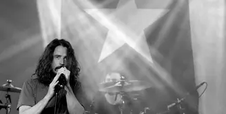 Kabar duka kembali datang dari dunia musik Internasional. Chris Cornell, penyanyi kelompok musik Audioslave dan Soundgarden meninggal di usia ke-52 tahun. Kepergiannya tentu menjadi luka mendalam orang-orang terdekatnya. (AFP/Bintang.com)