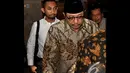 Mantan Sekjen ESDM Waryono Karyo berjalan keluar gedung KPK, Jakarta, Senin (17/11/2014)(Liputan6.com/Miftahul Hayat)