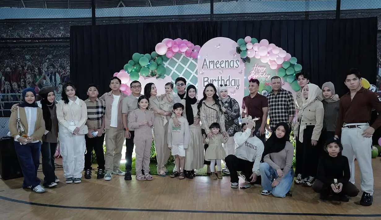 Tak ketinggalan, sang nenek, Ashanty, juga tampil memukau dengan shirt overall lengan pendek berwarna khaki yang dipadukan dengan sneakers nyaman, memberikan kesan santai namun tetap modis. Sementara itu, Anang Hermansyah memilih kemeja berkerah warna khaki yang dipadukan dengan celana jeans, menciptakan tampilan kasual namun tetap serasi dengan tema acara. [@aurelie.hermansyah].