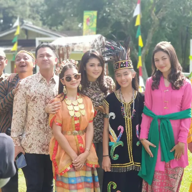 6 Potret Pemain Dari Jendela SMP Pakai Baju Adat, Curi Perhatian