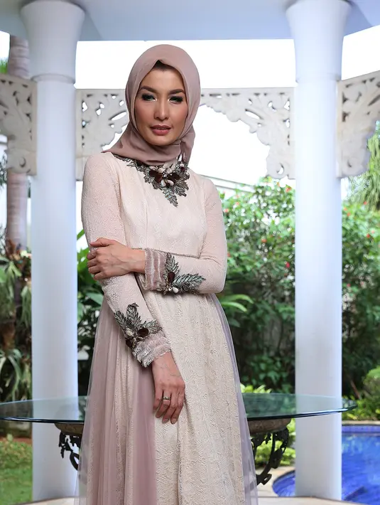 Saat mudik seperti mengenang masa kecil bagi ibu dari tiga anak ini. Karena bertemu dengan teman masa kecil dan sanak saudara. Semua memori yang ada seakan muncul kembali. (Galih W. Satria/Bintang.com)