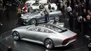 Pengunjung melihat mobil baru keluaran Mercedes Benz selama 66th Internationale Automobil-Ausstellung (IAA) di Frankfurt, Jerman (16/9/2015). Pameran ini di selenggarakan mulai tanggal 15-27 September 2015. (AFP PHOTO/ODD ANDERSEN)