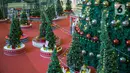 Pohon Natal Raksasa di Mall Taman Anggrek, Jakarta, Senin (21/12/2020). Mal ini juga memasang pohon Natal megah dikelilingi beberapa pohon cemara asli dihiasi bola-bola kecil berwarna merah dan silver. (Liputan6.com/Faizal Fanani)