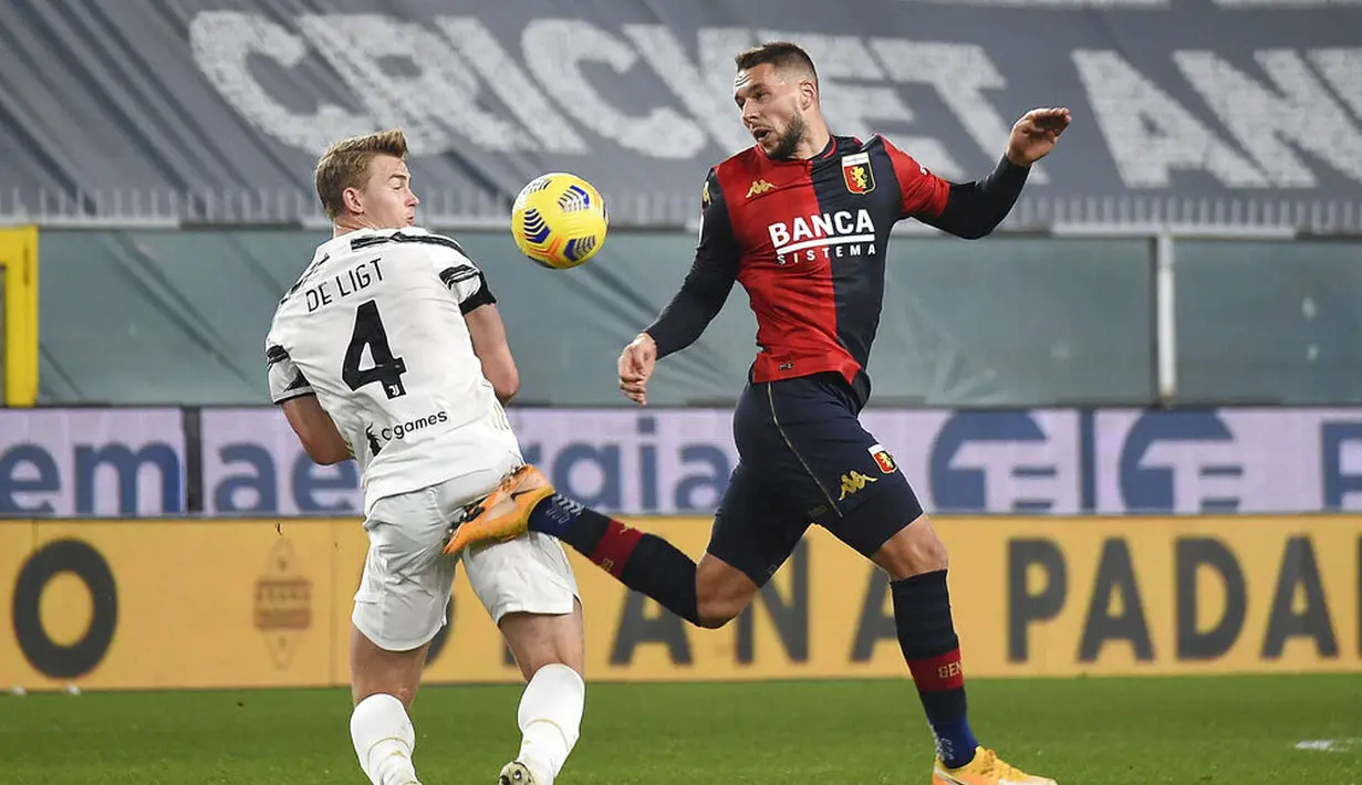Bek Juventus, Matthijs de Ligt, berebut bola dengan pemain Genoa, Marko Pjaca, pada laga Liga Italia di Stadion Luigi-Ferraris, Senin (14/12/2020). Juventus menang dengan skor 1-3. (Tano Pecoraro/LaPresse via AP)