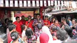 Calon Gubernur DKI Jakarta Djarot Saiful Hidayat menyampaikan programnya saat blusukan di Menteng Atas, Jakarta Selatan, Selasa (17/1). (Liputan6.com/Yoppy Renato)