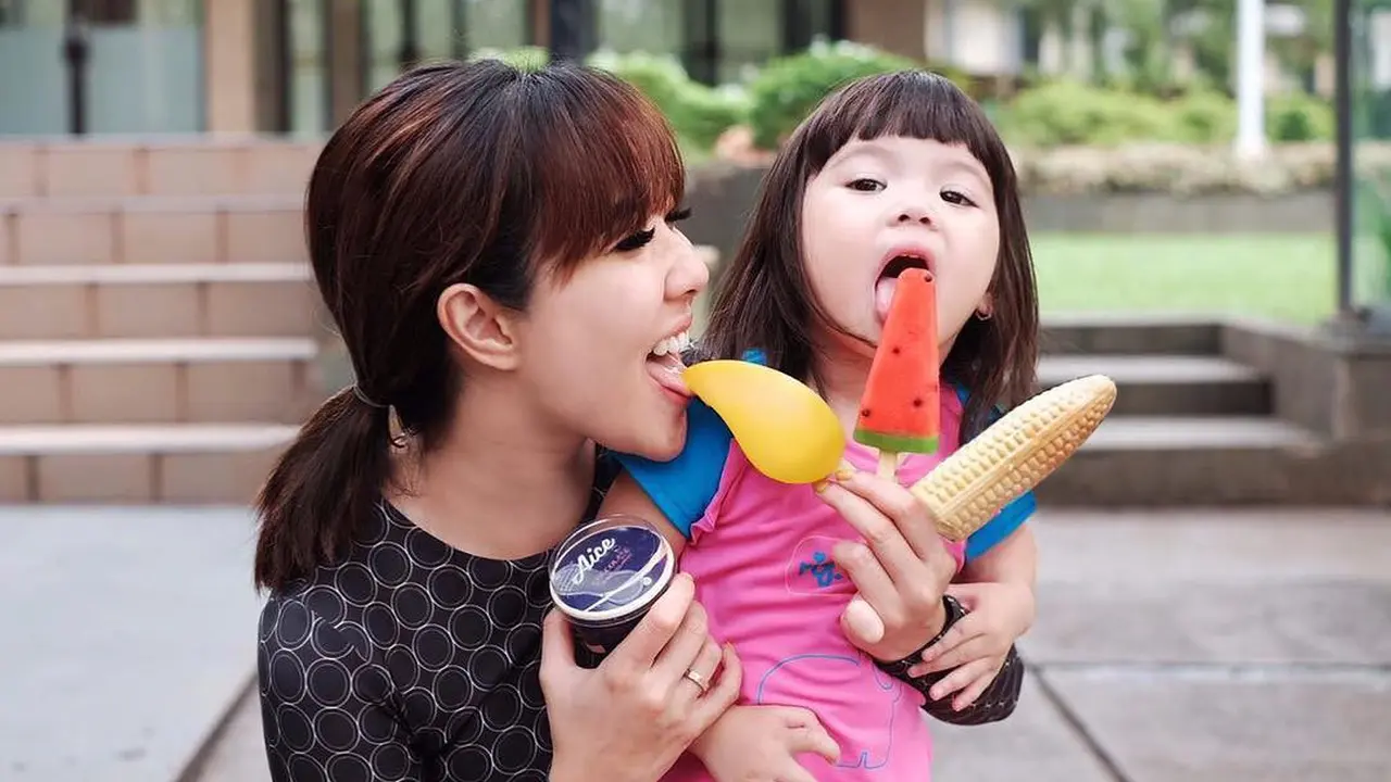 [Bintang] Tetap Cantik, Ini 8 Foto Artis Saat Menyantap Makanan