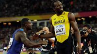 Pelari AS, Justin Gatlin meminta maaf pada Usain Bolt setelah menjadi juara pada lomba lari 100 meter Kejuaraan Dunia Atletik 2017 di Stadion London, Minggu (6/8). Usai kemenangannya, Gatlin meminta maaf dan berlutut di hadapan Bolt (AP/Matthias Schrader)
