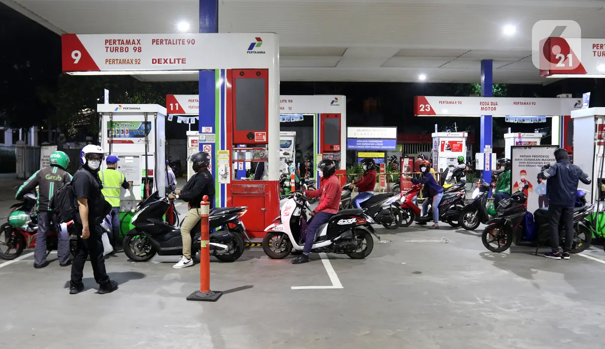 Sejumlah kendaraan mengisi bahan bakar minyak (BBM) di sebuah SPBU di Jakarta, Kamis (31/3/2022). PT Pertamina (Persero) akan memberlakukan tarif baru BBM jenis Pertamax menjadi Rp 12.500 pada 1 April 2022. (Liputan6.com/Herman Zakharia)