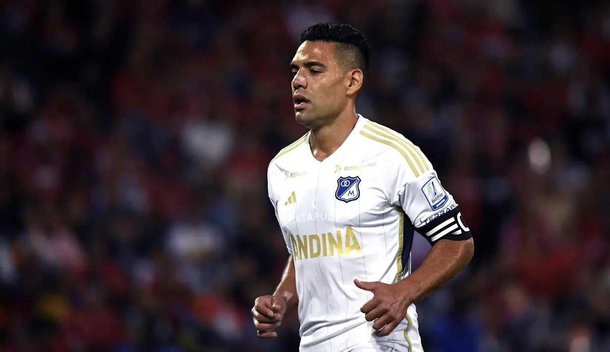 Pemain Millonarios, Radamel Falcao saat melakoni laga debutnya pada laga lanjutan Liga Kolombia melawan Medellin di Atanasio Girardot Stadium, Medellin, Kolombia 18 Juli 2024. (AFP/Jaime Saldarriaga)