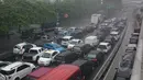 Hujan yang mengguyur kota jakarta dari malam hari membuat kemacetan di jalan Letjend Suprapto, cempaka putih, jakarta pusat, Senin (9/2/2015).  (Liputan6.com/Herman Zakharia)