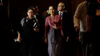 Retno Marsudi dan Aung San Suu Kyi usai menghadiri Pertemuan Menteri Luar Negeri ASEAN di Yangon, Myanmar, Senin (19/12). Dalam pertemuan tersebut, Indonesia menekankan pentingnya memulihkan stabilitas keamanan di Rakhine State. (REUTERS / Soe Zeya Tun)
