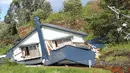 Sebuah rumah rusak akibat tanah longsor yang disebabkan oleh gempa di Kota Atsuma, Prefektur Hokkaido, Jepang, Kamis (6/9). Diperkirakan masih akan terjadi gempa susulan di wilayah tersebut. (JIJI PRESS/AFP)